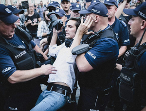 Jędrzej Nowicki otoczony przez policjantów, fot. Agata Kubis/OKO.press