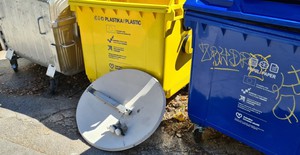 Antena satelitarna obok kontenerów na śmieci (fot. Adrian Gąbka)