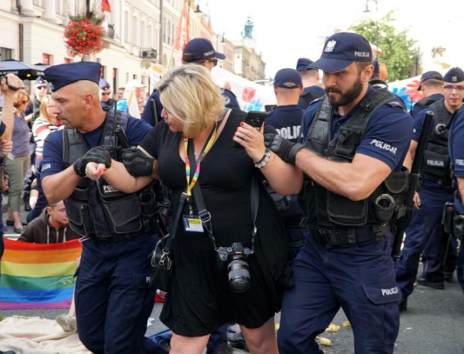 Marta Bogdanowicz wyprowadzana przez policjantów z miejsca demonstracji