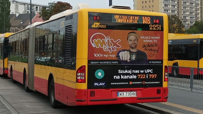 Reklama Mixtape na warszawskim autobusie (fot. Adrian Gąbka)