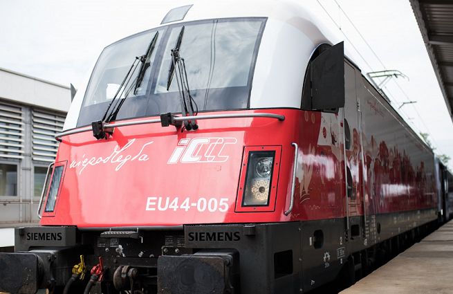 Pociąg PKP Intercity w biało-czerwonych barwach