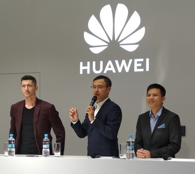 Robert Lewandowski na konferencji Huawei, obok niego Yanmin Wang, prezes Huawei Consumer Business Group odpowiedzialny za Europę Środkowo-Wschodnią i kraje nordyckie oraz Jefferson Zhang, dyrektor zarządzający Huawei CBG Polska
