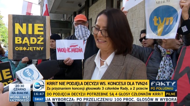 Rzecznik KRRiT Teresa Brykczyńska i zwolennicy TVN, fot. TVN24