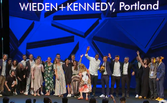 Pracownicy Wieden + Kenedy odbierający nagrodę dla agencji roku