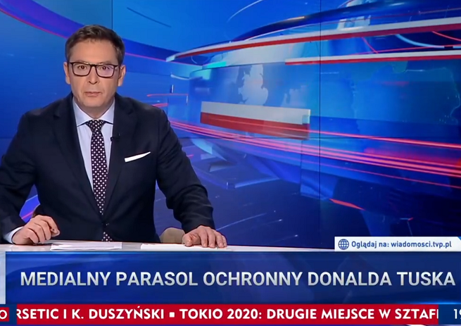 Michał Adamczyk w studiu „Wiadomości”, fot. TVP