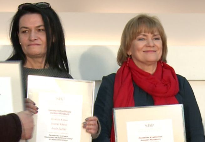 Od lewej: Anna Zapert i Dorota Kania w 2018 roku, podczas odbierania nagrody za wspólnie przygotowany reportaż telewizyjny dla TV Republika, fot. TV Republika