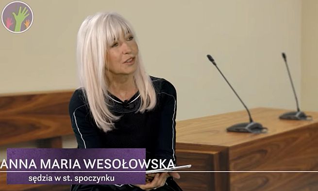 Prowadzącą podcasty jest Anna Maria Wesołowska, sędzia w stanie spoczynku 