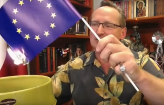 Wojciech Cejrowski palący flagę Unii Europejskiej, fot. YouTube