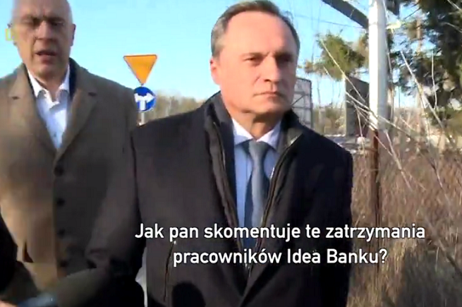 Leszek Czarnecki (z prawej) pytany przez dziennikarza „Magazynu śledczego Anity Gargas”, fot. TVP