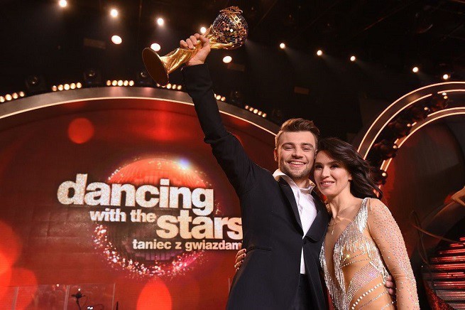 Damian Kordas i Janja Lesar, zwycięzcy „Dancing with the Stars. Taniec z Gwiazdami 12”; fot. Polsat
