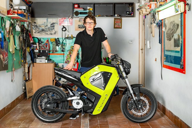 Piotr Krzyczkowski z prototypem motocykla Falectra
