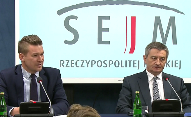 Andrzej Grzegrzółka (po lewo) i Marek Kuchciński na konferencji prasowej, fot. TVN24