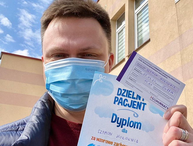 Szymon Hołownia po szczepieniu przeciw koronawirusowi, fot. facebook.com/szymonholowniaoficjalny