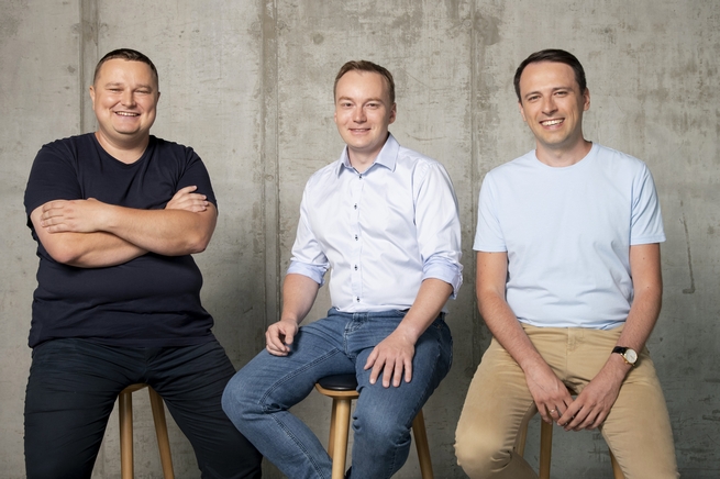 Od lewej: Tomasz Swieboda, Michał Rokosz, Maciej Małysz, fot. Inovo VC