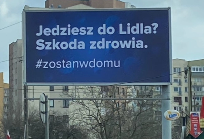 Billboard z hasłem „Jedziesz do Lidla? Szkoda zdrowia”, fot. warszawawpigulce.pl