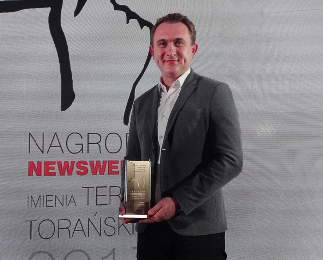Paweł Kapusta z Nagrodą „Newsweeka” im. Teresy Torańskiej, fot. twitter.com/pawel_kapusta