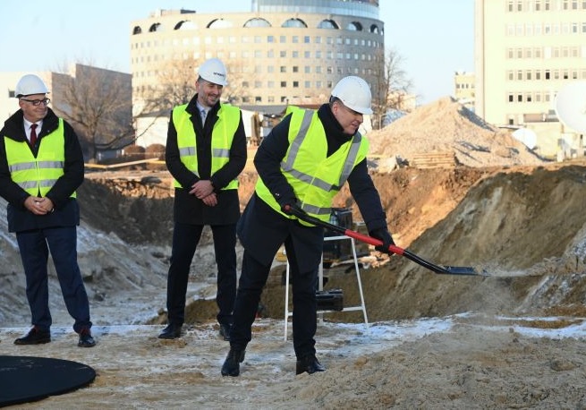 Jacek Kurski na budowie nowej hali zdjęciowej TVP