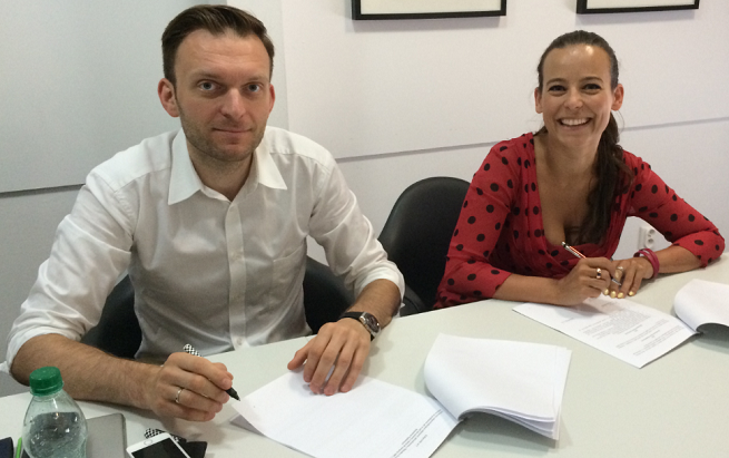 Anna Mucha i Tomasz Machała podczas podpisania umowy zakładającej spółkę Mamadu