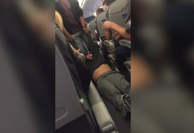 Pasażer United Airlines wyrzucany z samolotu