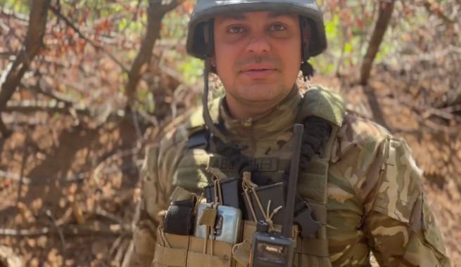 Mateusz Lachowski na Twitterze upublicznił zdjęcie ukraińskiego żołnierza, zabitego po tym, jak francuska ekipa mimowolnie zdradziła Rosjanom położenie jego batalionu   Fot. Screenshot